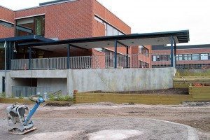 Isoimmat valut tehtiin uudisrakennuksen kellaritiloissa, muun muassa väestönsuojat ovat paikalla valettuja.