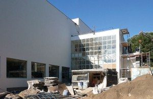 Tiilijulkisivut saavat alkuperäisen vaalean rappauspinnan. Työmaa kesäkuussa 2013. Kuva Tapani Mustonen