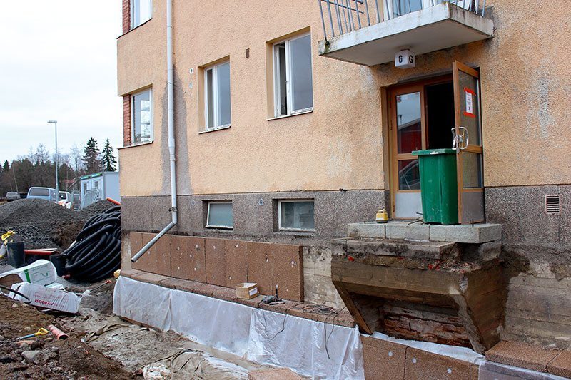 Vanhat kellarin lattiat purettiin ja uuden lattian alle asennettiin Isodrän-eristelevyt. Isodrän tulee myös sokkelien eristeeksi. Vanhat kellarin lattiat purettiin ja uuden lattian alle asennettiin Isodrän-eristelevyt. Isodrän tulee myös sokkelien eristeeksi.