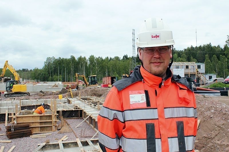Magneettikatu Vastaava mestari Ari Mohell luotsasi heinäkuussa Magneettikatu 14:ssä noin 30 henkilön työmaata. Asukkaat pääsevät muuttamaan uusiin koteihin keväällä 2017.