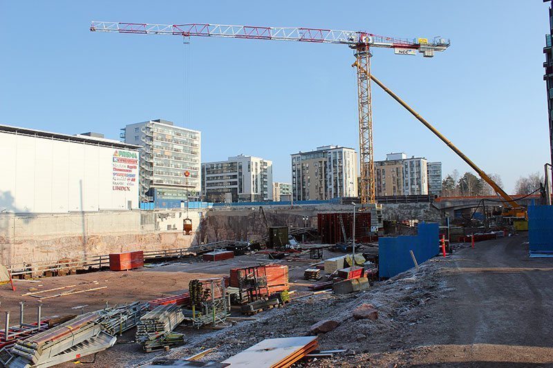 Iso Omena Maanrakennusvaiheen jälkeen työmaalla syntyy nopeasti näkyvää: metrokeskustyömaa maaliskuun alussa ja toukokuun alussa 2014.