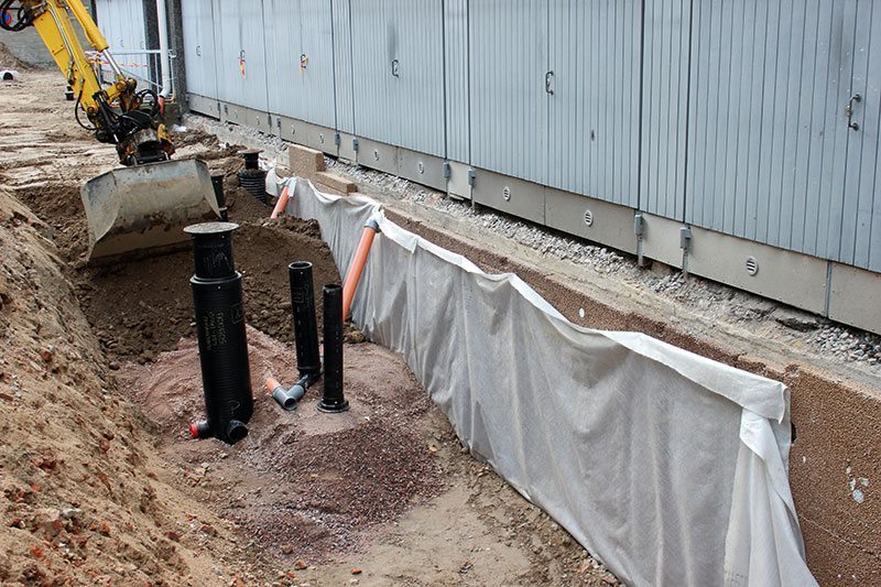 Sepänkatu Sepänkadun linjasaneerauksessa kaivettiin rakennuksen koko ulkopuoli auki. Perusmuurin uusi Isodrän- levytys toimii sekä lämmöneristeenä että kosteussuojana. Sepänkadulle Isodräniä asennettiin yhteensä noin 500 neliömetriä.
